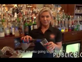 Magnificent amatur bartender fucked dalam yang bar