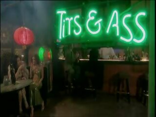 Lesbisch bar maids masturberen in trio: gratis seks video- 2f