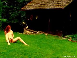 Неймовірний підліток фінгерінг її манда на відкритому повітрі на в lawn