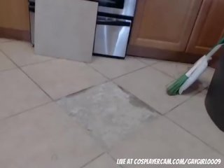 Ragazza trans sedurre suo tuttofare in il cucina mentre segretamente taping