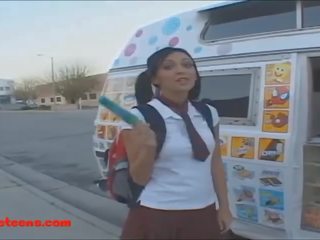 Icecream truck blond lühike juuksed teismeline perses ja sööb cumcandy
