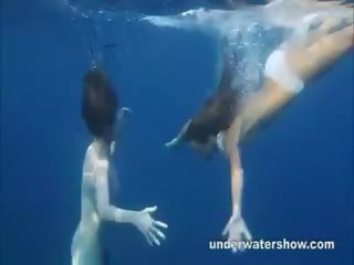 Nastya και μάσα είναι κολυμπώντας γυμνός/ή σε ο θάλασσα