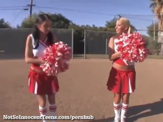 Magnificent trójkąt z 2 cheerleaders!