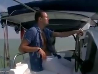 Zeer groot anaal neuken op boot