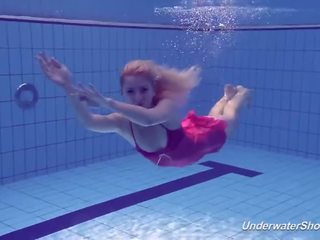 Proklova λαμβάνει μακριά από μπικίνι και swims υπό νερό