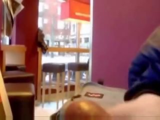 Betrapt masturberen in een coffee winkel