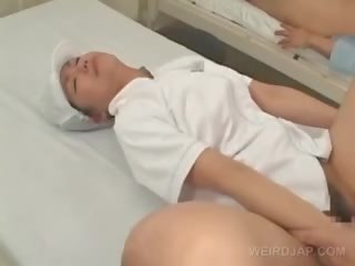 Simpatik aziatike infermiere pidh fucked e thellë nga të saj i durueshëm