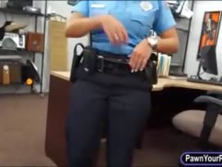 Latina politie ofițer inpulit de pion băiat în the camera din spate