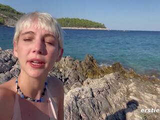 Ersties - привлекателен annika пиеси с себе си на а swell плаж в croatia