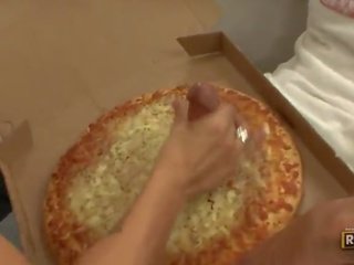 Crista eszik egy hatalmas húsos pizza
