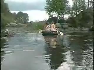 Три фантастичен момичета нудисти момичета в на джунгла на лодка за вал лов