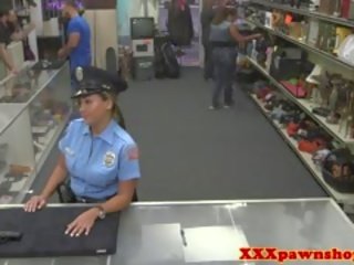 Resnično pawnshop seks video s bigass policaj v uniforma