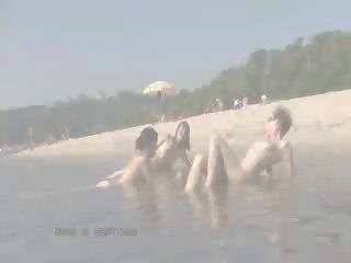 א ציבורי חוף heats למעלה עם דוּ splendid בובה nudists