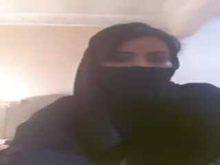 Arab wanita di hijab menunjukkan dia titties, kotor klip a6