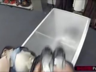 Сладурана стюардеса получава мръсница с собственик