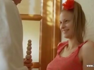Krūtinga rusiškas paauglys turintys šikna vibrated