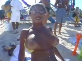 Outstanding Bodybuilder Chick At The Beach Can set up Her Titties Jump
