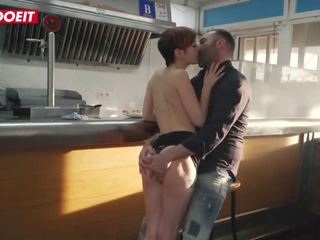 Steak ja suhuvõtmine päev specials sisse a avalik hispaania restaurant seks filmid