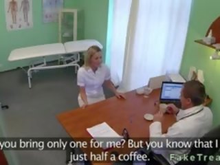 Sexy blondýnka zdravotní sestra v prdeli podle intern v jeho kancelář