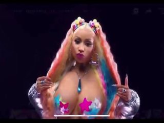 ニッキ minaj おっぱい jiggle