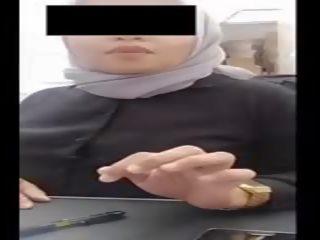 Hidzsáb lány -val nagy cicik heats övé bloke nál nél munka által webkamera
