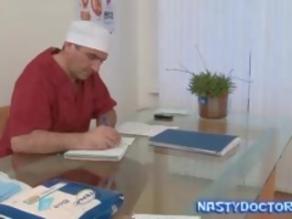 Старий товста gynecologist робить підліток милашка