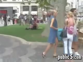 Plăcut exhibitionist în public