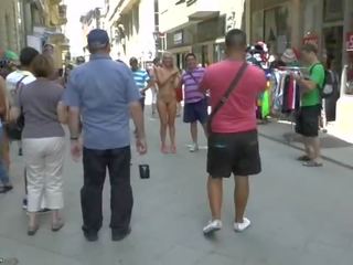 Blondine schatje jenny naakt op publiek straat