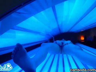 Jovem grávida latina apanhada em tanning cama