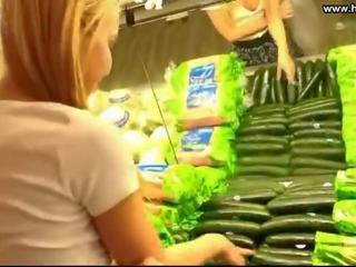 Mergina dulkina agurkas į viešumas supermarket