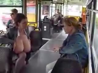 Velika velika prsi punca molžo v na javno tram