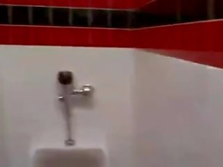 Cashier annab a juhuslik stripling a avalik vannituba suhuvõtmine