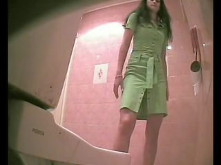 Pub koupelna skrytá kamera - dívka chycený čurající