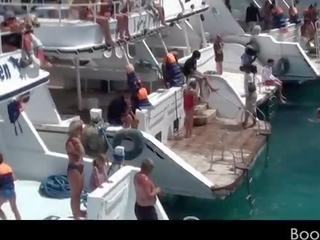 Voluptuoso adolescente niñas en natación suits teniendo diversión