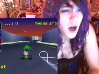 Geek noor naine cum mängimine mario kart