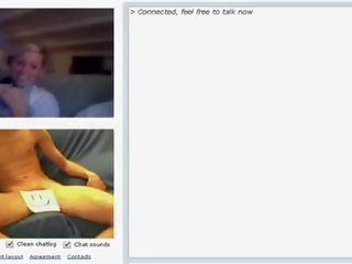 Oděná žena nahý mužské exhibicionisté na webkamera použitím the ponožka a s