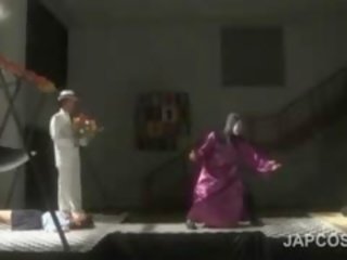 Азіатська еліта дупа актриса грає краля в косплей сцена