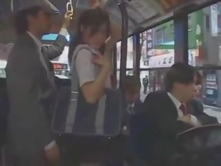 Asiatisch teenager mieze befummelt im bus von gruppe