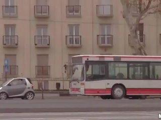 Мръсен филм в на публичен целувка vid