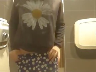 Giovane asiatico damsel masturbare in mall bagno: sesso video ed