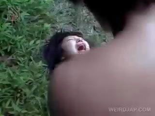 脆弱 亞洲人 女士 越來越 brutally 性交 戶外