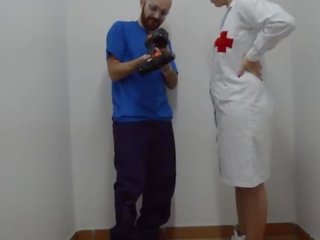 Медицинска сестра правене първи aid на джонсън