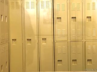 Malaki buff wrestler jerks mula sa sa ang locker kuwarto