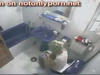 2795 - aangenaam meisje urineren op verborgen toilet camera